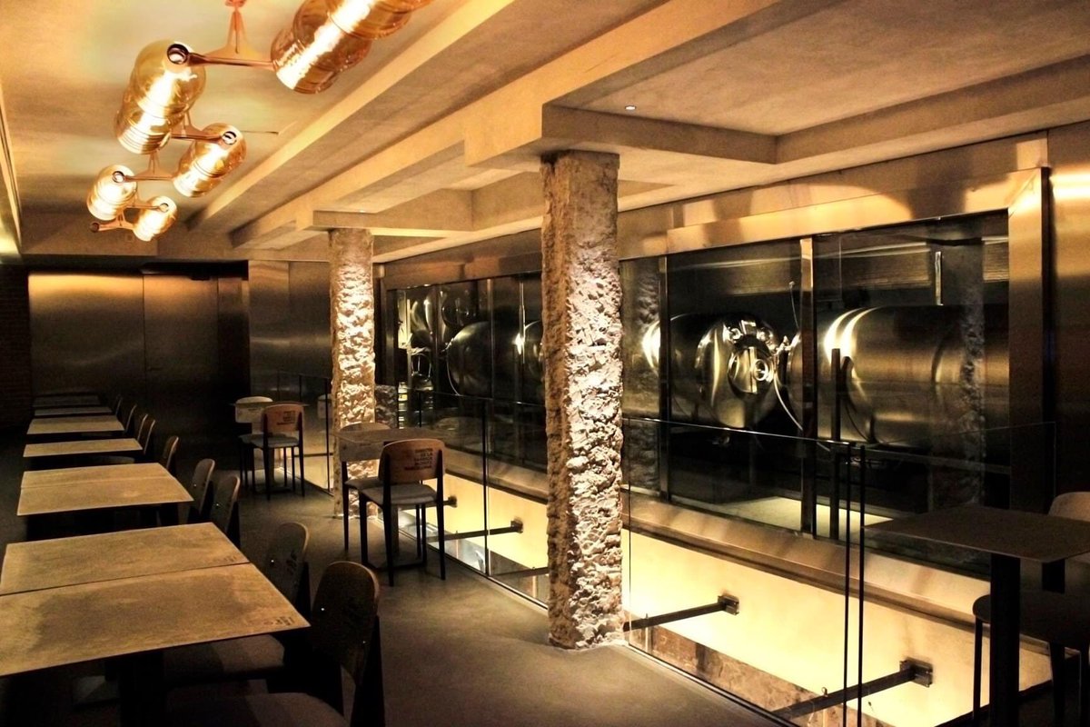 ondiseno's tweet image. Para conmemorar el 10º aniversario de la reapertura/reforma de la Fàbrica @MoritzBarcelona, la cervecera ha inaugurado un nuevo establecimiento en la ciudad, proyecto del estudio local #ExternalReference.

👉 bit.ly/3C6XvDD