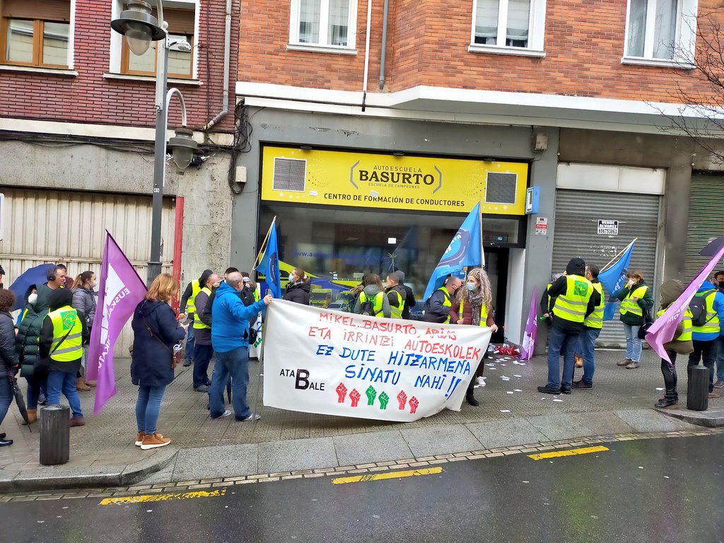 ELAHezkuntza's tweet photo. 🛵🛻🚙🚚Bizkaiko Autoeskoletako langileon irudiak 3️⃣1️⃣. greba egunean.
Behin eta berriro esango dugu: #APAVI-k ez dauka inolako interesik gatazka hau bideratzeko. Gauzak honela, mobilizazioak indartu beharko ditugu, dudarik gabe‼️
📢JO & KE irabazi ARTE‼️
#AutoeskolakBorrokan https://t.co/OdvTDvsXSs