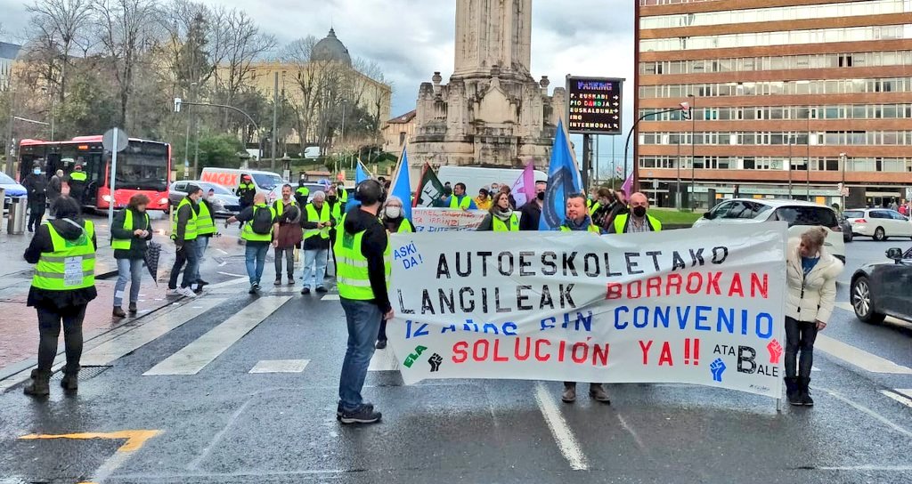 ELAHezkuntza's tweet photo. 🛵🛻🚙🚚Bizkaiko Autoeskoletako langileon irudiak 3️⃣1️⃣. greba egunean.
Behin eta berriro esango dugu: #APAVI-k ez dauka inolako interesik gatazka hau bideratzeko. Gauzak honela, mobilizazioak indartu beharko ditugu, dudarik gabe‼️
📢JO & KE irabazi ARTE‼️
#AutoeskolakBorrokan https://t.co/OdvTDvsXSs