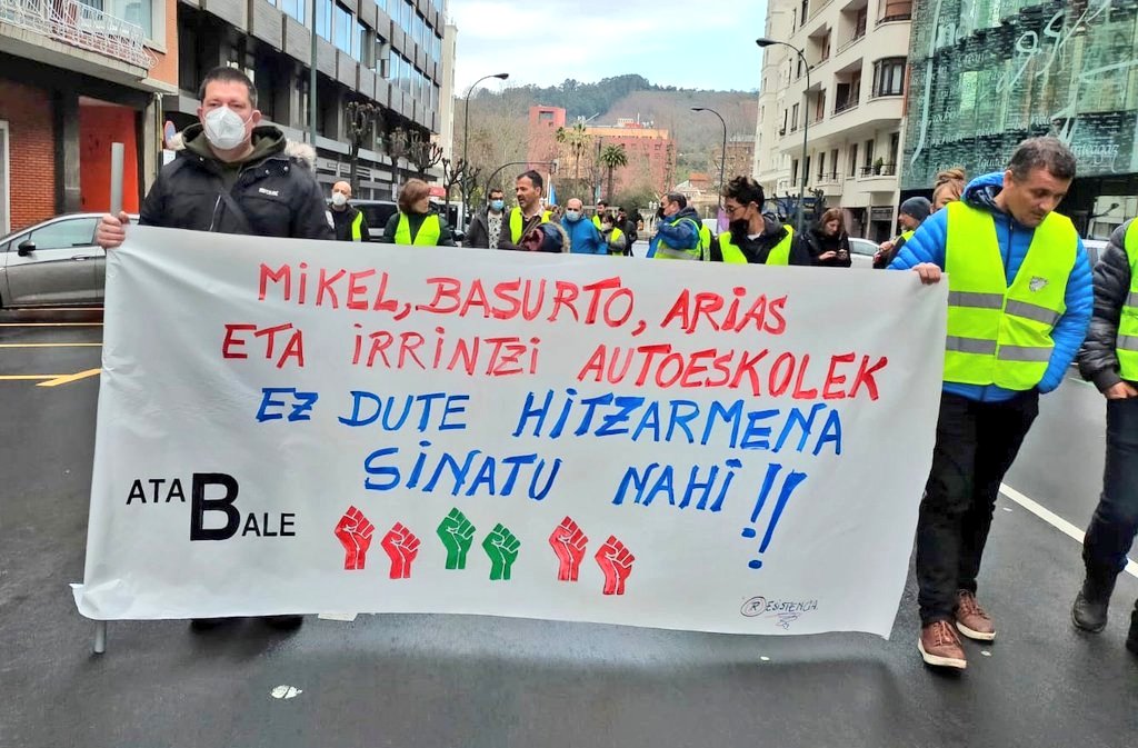 ELAHezkuntza's tweet photo. 🛵🛻🚙🚚Bizkaiko Autoeskoletako langileon irudiak 3️⃣1️⃣. greba egunean.
Behin eta berriro esango dugu: #APAVI-k ez dauka inolako interesik gatazka hau bideratzeko. Gauzak honela, mobilizazioak indartu beharko ditugu, dudarik gabe‼️
📢JO & KE irabazi ARTE‼️
#AutoeskolakBorrokan https://t.co/OdvTDvsXSs
