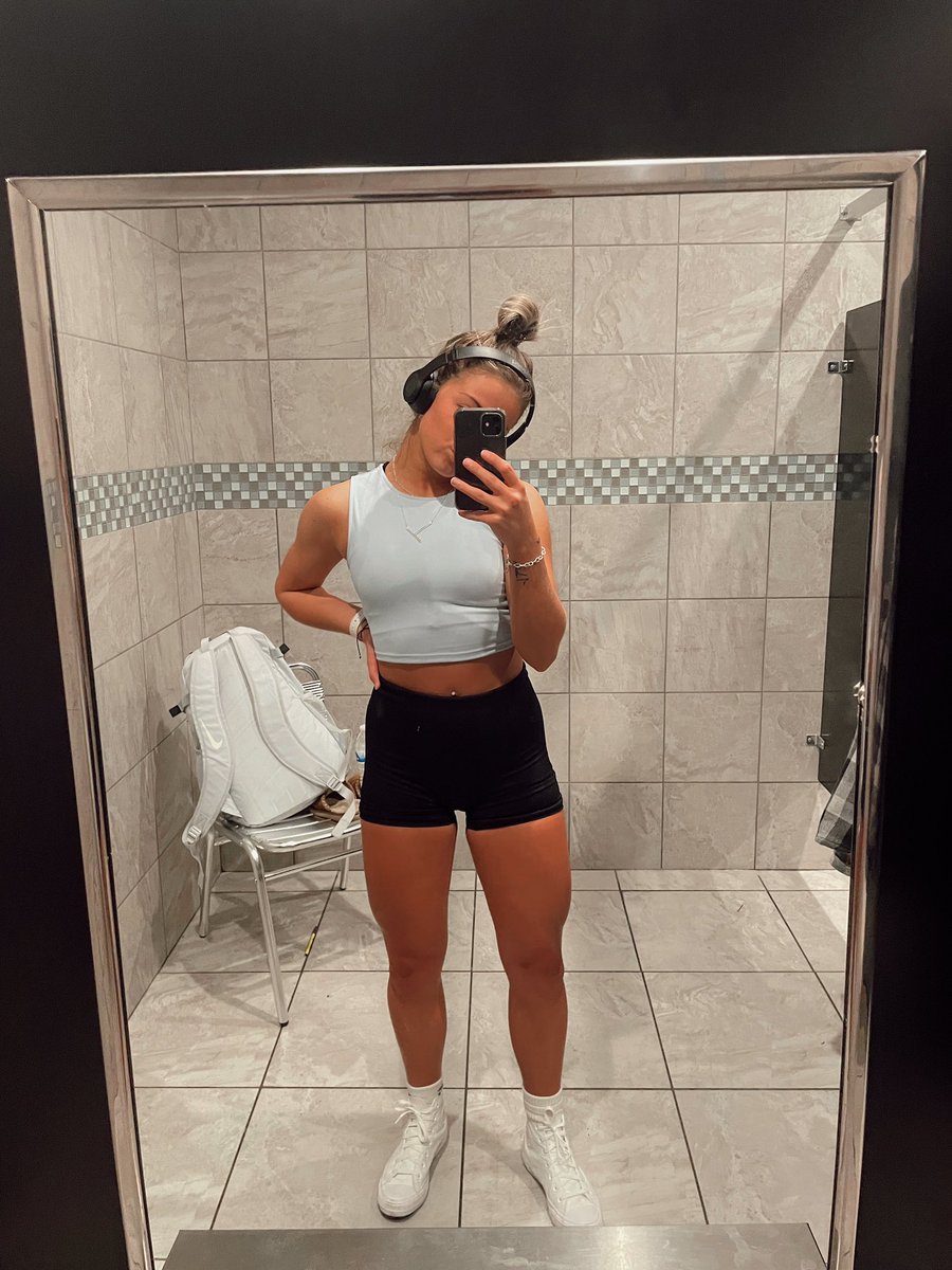 taylorhecker's tweet photo. From when I first started consistently lifting in December to this morning. Allowing myself to be proud of my progress so far. https://t.co/qoOUcTOMXf