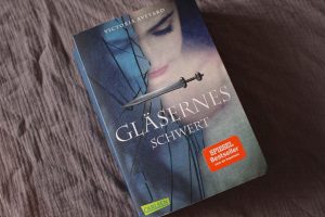 SapisBlog's tweet photo. Gläsernes Schwert (Victoria Aveyard) (Carlsen) - https://t.co/rDEzphxczK #Carlsen #lesenistschön #lesen #Book #Buchblog #Buchblogger #books4life #Buch #lesenmachtglücklich #Bücherliebe #büchersucht #booknerd #Leseratte #VictoriaAveyard https://t.co/2QofiyqWgr