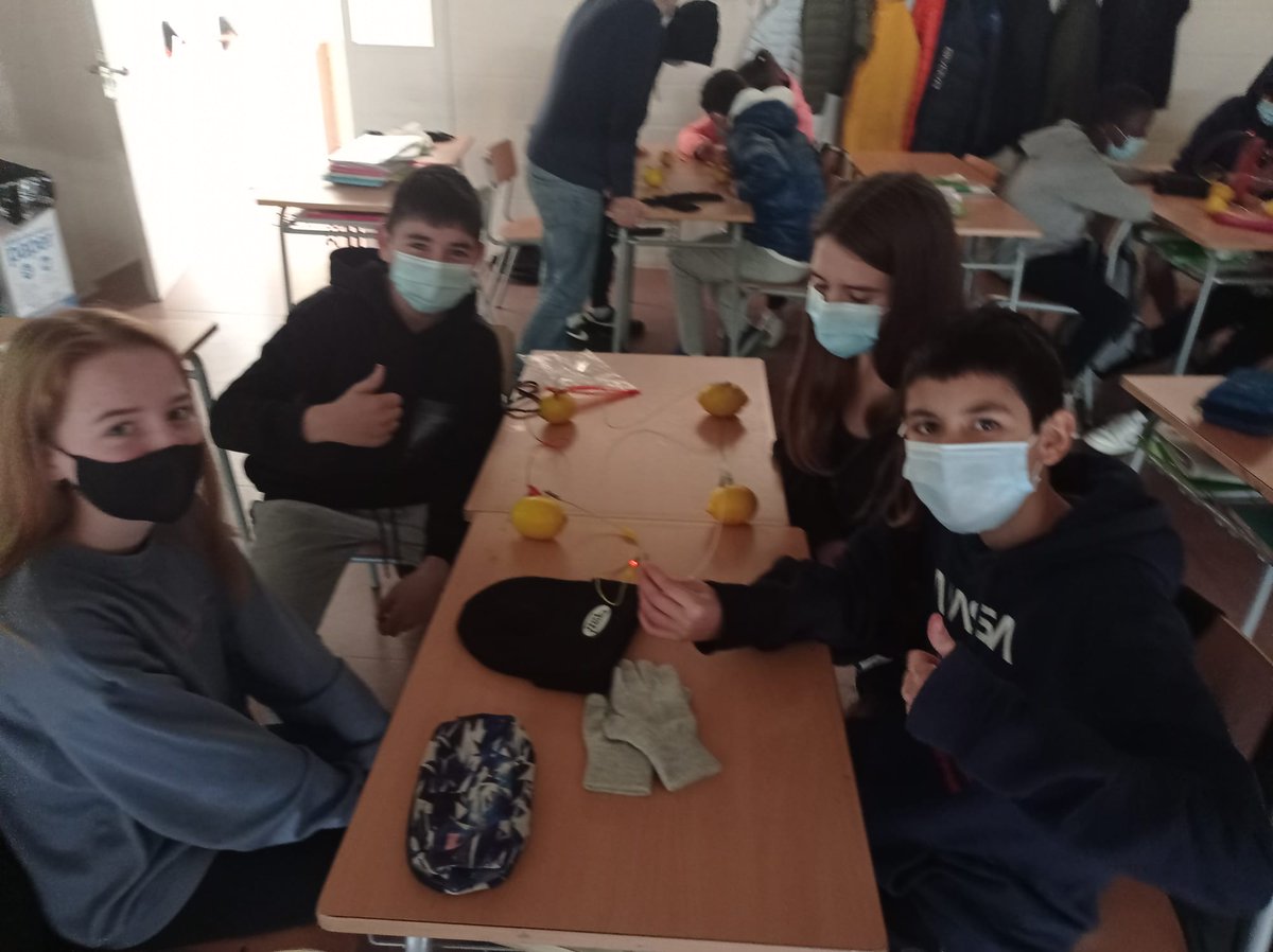 INS_Vidreres's tweet photo. Taller de circuits elèctrics, d'#Apilo.
#2nESO
Fem llum amb una llimona! https://t.co/2N4JCjXgIJ