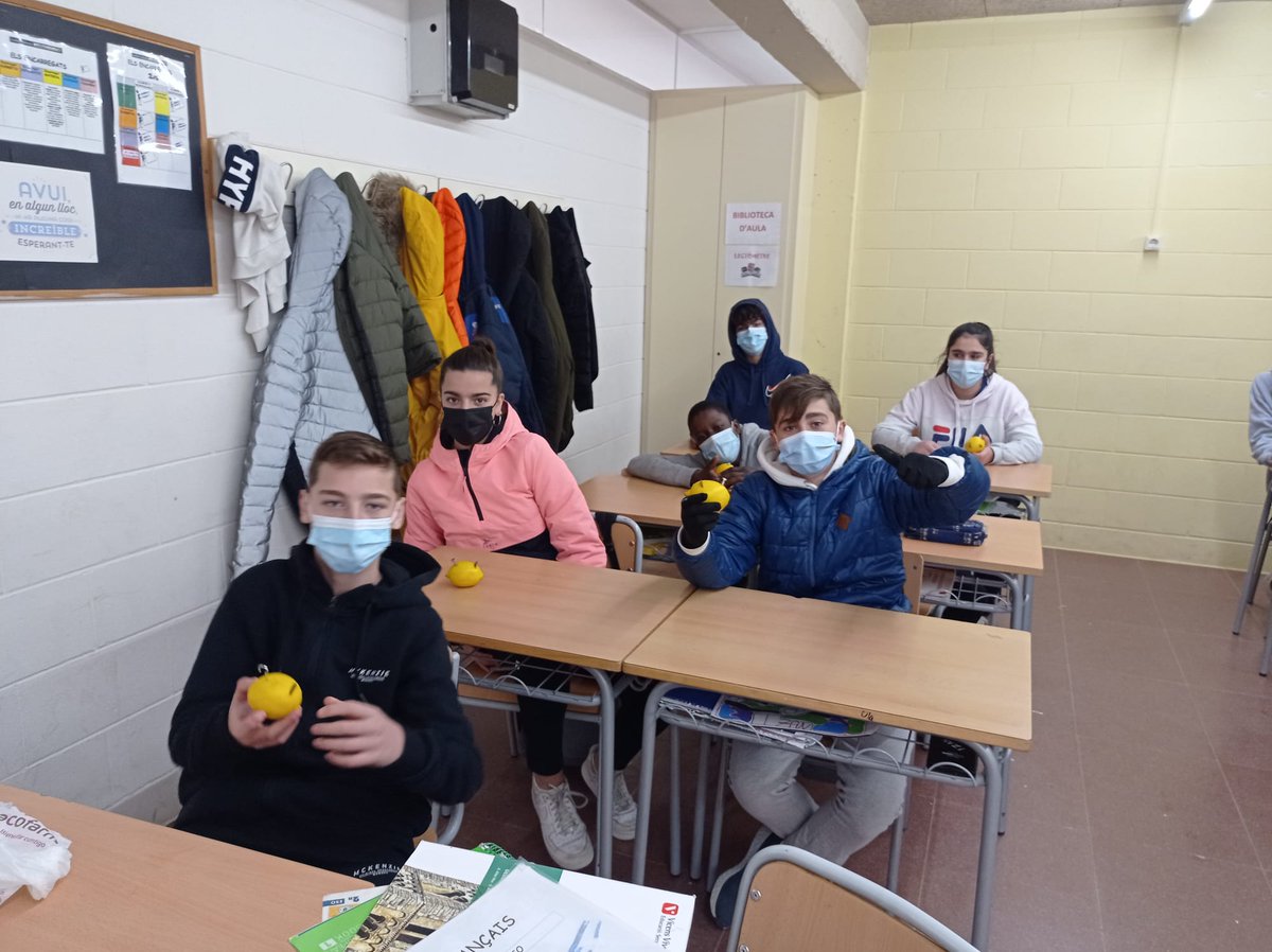 INS_Vidreres's tweet photo. Taller de circuits elèctrics, d'#Apilo.
#2nESO
Fem llum amb una llimona! https://t.co/2N4JCjXgIJ