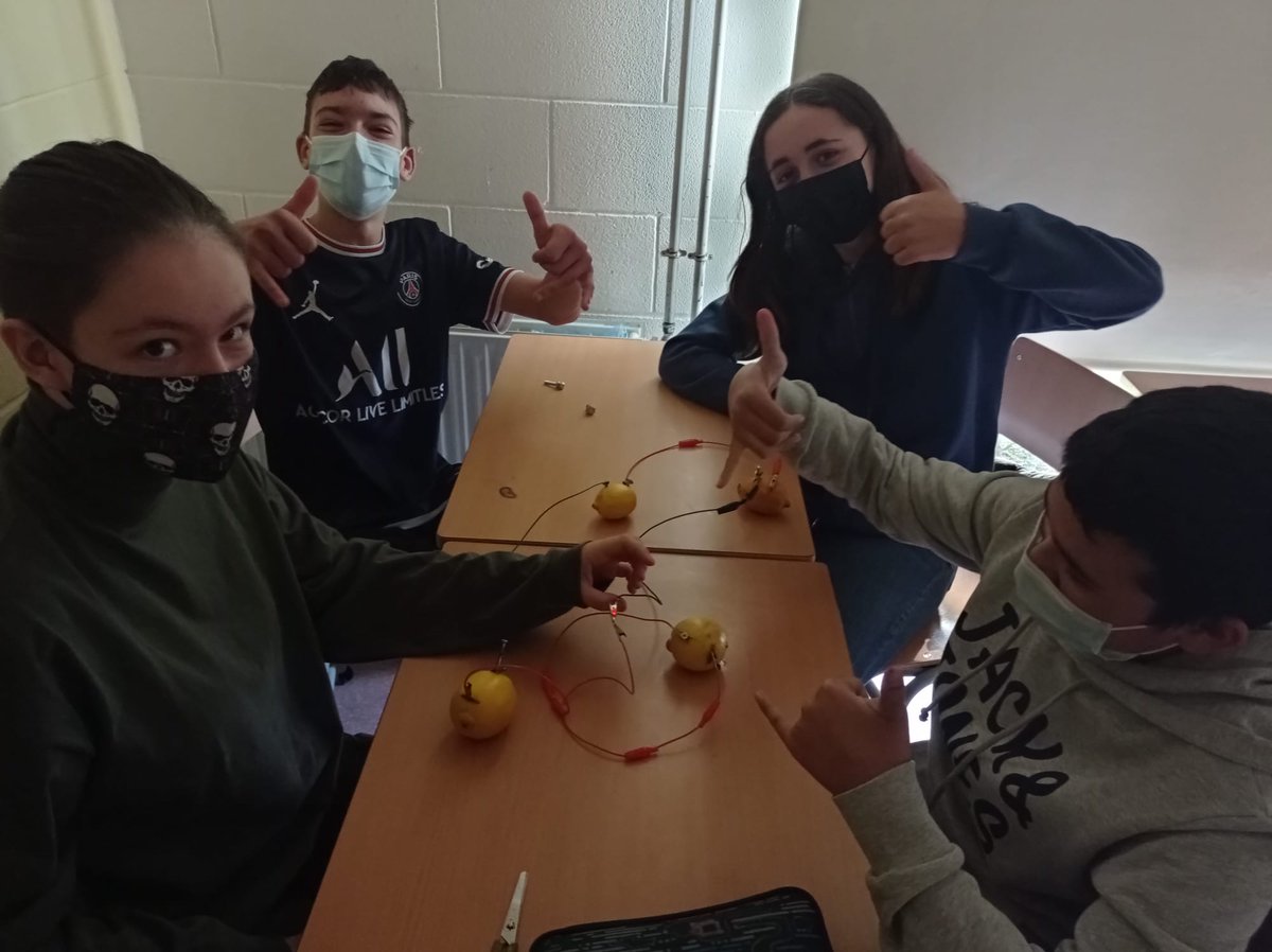 INS_Vidreres's tweet photo. Taller de circuits elèctrics, d'#Apilo.
#2nESO
Fem llum amb una llimona! https://t.co/2N4JCjXgIJ
