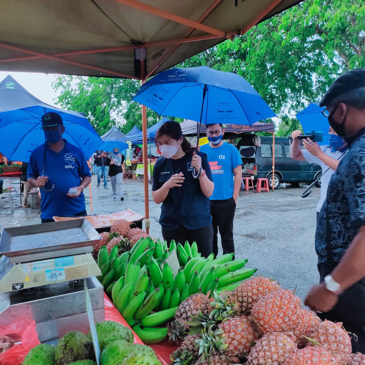 3. This morning, cuaca di Perling panas terik, tapi petang pula, hujan turun sangat lebat.

I seized the opportunity to come out apabila kurangnya lebat dan bergerak ke Pasar Tani sebelah Perling Mall.

Btw, thank you @BNYVMY for helping me out just now. 謝謝