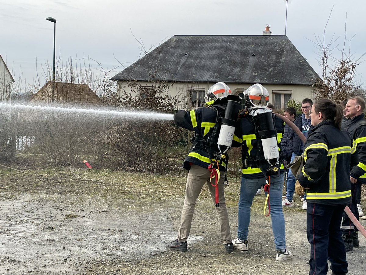 Journée découverte et initiation pour les jeunes du Lycée Rochefeuille au Centre de secours de St Dénis de Gastines.<a href="/olivierrichefou/">Olivier Richefou</a> <a href="/MarcHoreau/">Marc</a>
