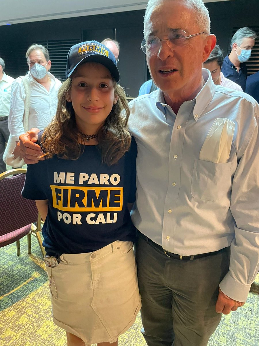 gabrieljvelasco's tweet photo. Uno de los mejores regalos que Dios me ha dado en esta campaña: que mi familia esté a mi lado, apoyando todo lo que hacemos. ¡Muchas gracias!
Te amo hija.  

Gracias presidente @AlvaroUribeVel 🇨🇴 https://t.co/IX2IQxht3V