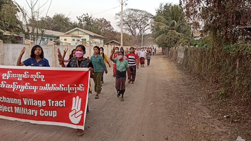 Khithitofficial's tweet photo. စုန်းချောင်းတွင် ဖက်ဆစ် စစ်ကောင်စီ တော်လှန်ရေး ဒေသခံပြည်သူများ ချီတက် ဆန္ဒပြ
ရန်ကုန်၊ မတ် ၂ 
ယင်းမာပင်မြို့နယ် စုန်းချောင်းရွာ သပိတ်စစ်ကြောင်း ဦးဆောင်ကာ ယနေ့ မတ်လ ၂ရက်နေ့တွင် ဖက်ဆစ် စစ်ကောင်စီ တော်လှန်ရေး ချီတက် ဆန္ဒပြခဲ့ကြောင်း သိရသည်။ https://t.co/i9qFfQfldB