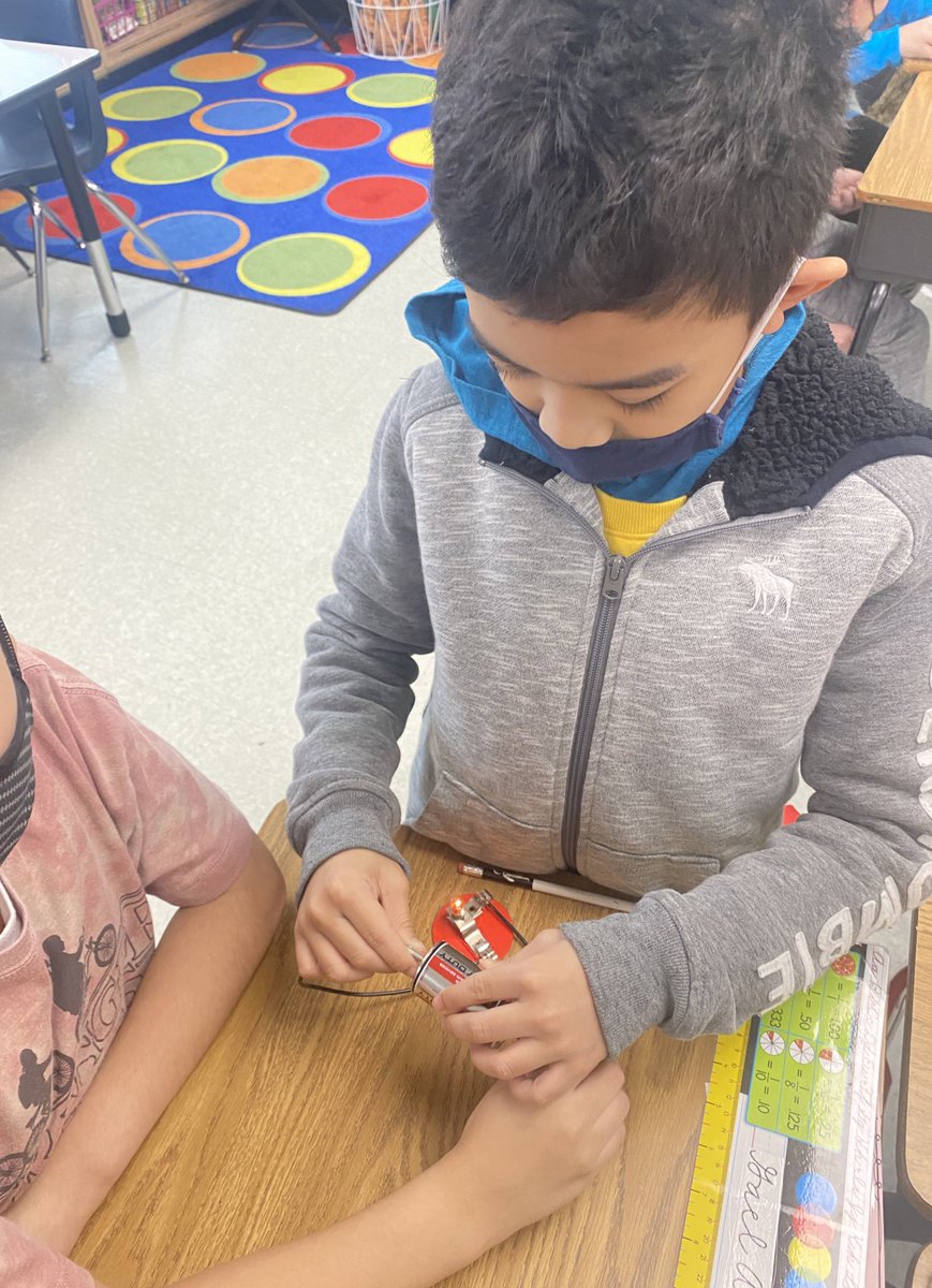 4MichelleMartin's tweet image. Exploring electrical circuits and learning how to light a bulb using a battery and wires.🔋💡 #FourthGradeScience #Electricity #SnapshotsFrom204