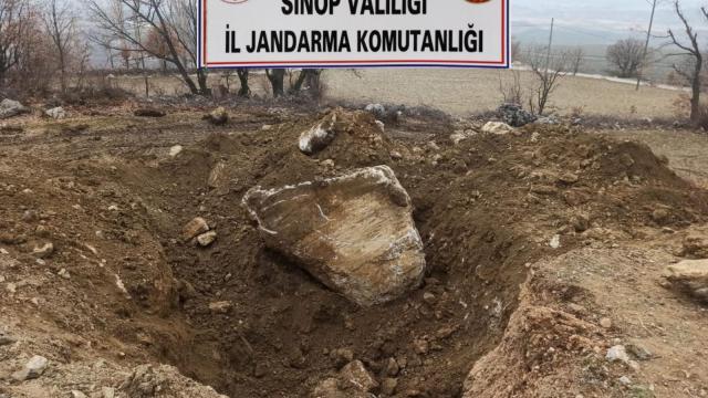 Sinop'un Boyabat ilçesinde kaçak kazı yapan 2 şüpheli suçüstü yakalandı.