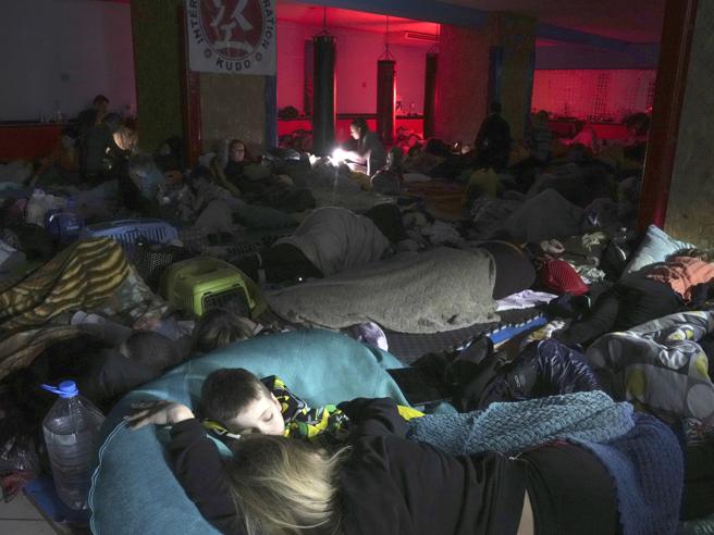 MontiLegacoop's tweet photo. Questa sera potrebbero ripartire #negoziati Russia-Ucraina. Difficile essere ottimisti con città distrutte e centinaia di vittime tra i civili e tra chi combatte, ma bisogna esserlo ed evitare nuovi spargimenti di sangue. La volontà di #pace deve prevalere. #Pace, non guerra! https://t.co/QX9K7kYxon