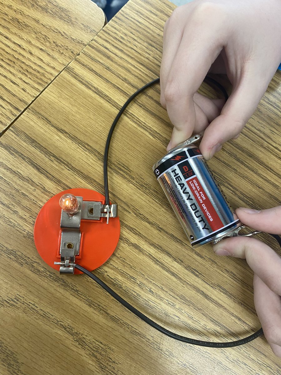 4MichelleMartin's tweet image. Exploring electrical circuits and learning how to light a bulb using a battery and wires.🔋💡 #FourthGradeScience #Electricity #SnapshotsFrom204