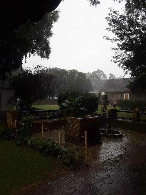 ReenvalSA's tweet photo. #Reën in #Rayton 2/3/22
📷Riekie Boshoff
@SAWeatherServic @ewnreporter @VoxWeatherZa @peoples_weather @vslandbou @AgriSA1904 @maroelamedia https://t.co/0y9PCt76x7