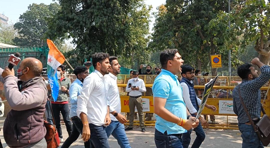 RamNiwasBisnoi_'s tweet photo. NSUI के सैकड़ो कार्यकर्ताओं ने यूक्रेन में फंसे भारतीय छात्रों के प्रति मोदी सरकार के गैर जिम्मेदाराना रवैया के खिलाफ आज दिल्ली में विरोध प्रदर्शन कर केंद्र सरकार से यूक्रेन में फंसे सभी छात्रों को सुरक्षित भारत लाने की मांग की।
NSUI छात्रों की सकुशल वापसी तक सरकार को जगाती रहेगी https://t.co/7X1v1yVvjZ
