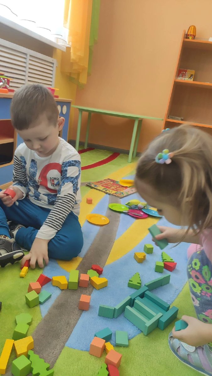 В процессе конструирования у детей вырабатываются обобщенные способы действий, умение целенаправленно обследовать предметы или образцы построек, игрушек. Дети учатся планировать работу, представляя ее в целом, учатся контролировать свои действия, самостоятельно исправлять ошибки.