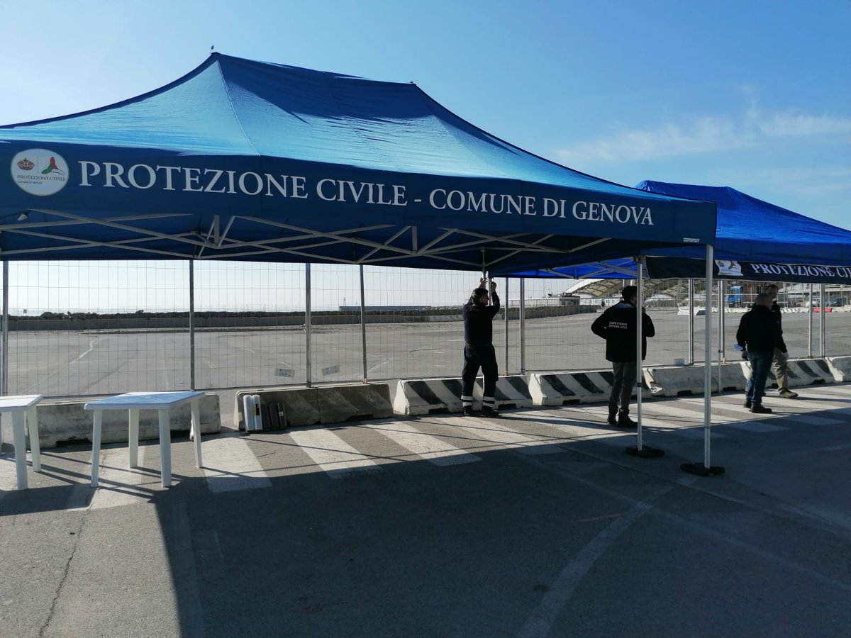 ProtCivileGE's tweet photo. Tutti i giorni dalle 9 alle 18.30, in piazzale Kennedy è attivo l’hub gestito dai volontari della Prot.Civ. del Comune di Genova per la raccolta degli aiuti per il popolo ucraino. Maggiori info num.verde 800 177 797 o via mail emergenzaucraina@comune.genova.it #emergenzaucraina https://t.co/afqJCFFc1R
