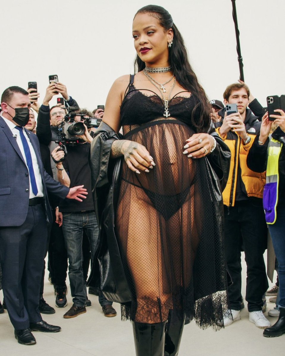 Ora mi dovete dire che cosa spalmano addosso a Rihanna per non sentire freddo perché LO VOGLIO PURE IO!!! #Rihanna #thequeen