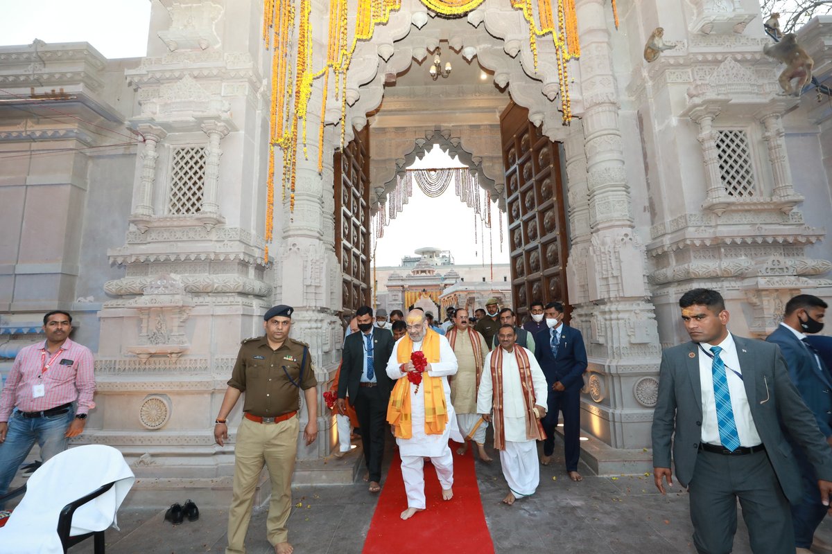 AmitShah's tweet photo. बाबा विश्वनाथ दरबार के इस दिव्य व भव्य स्वरुप के दर्शन कर मन को असीम हर्ष व गौरव की अनुभूति हुई।

हर हर महादेव! https://t.co/yBuFCgpR72