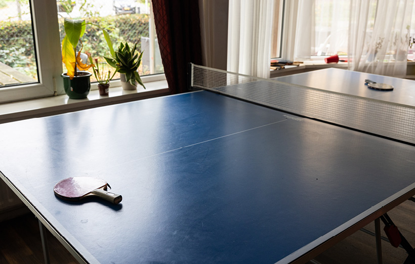 SociusWonen's tweet photo. Om contact tussen buren aan te moedigen, hebben al onze locaties meerdere gemeenschappelijke woonkamers (met keuken). Hier kunnen bewoners samen eten, kletsen en meer! In een gemeenschappelijke woonkamer op De Saffier wordt er bijvoorbeeld regelmatig pingpong gespeeld. 🏓 https://t.co/DQLhYpBOJC
