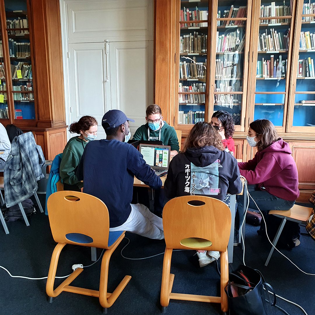 MINES_StEtienne's tweet photo. Nos élèves en pleine réflexion pour les #DynamoDays. 

▶️2 jours pour contribuer à faire grandir des idées, des solutions à travers des défis concrets, sur des projets à impacts sociétaux et environnementaux autour du thème #economiecirculaire &amp; #reductiondesdechets. https://t.co/jSl9Lp4OcP