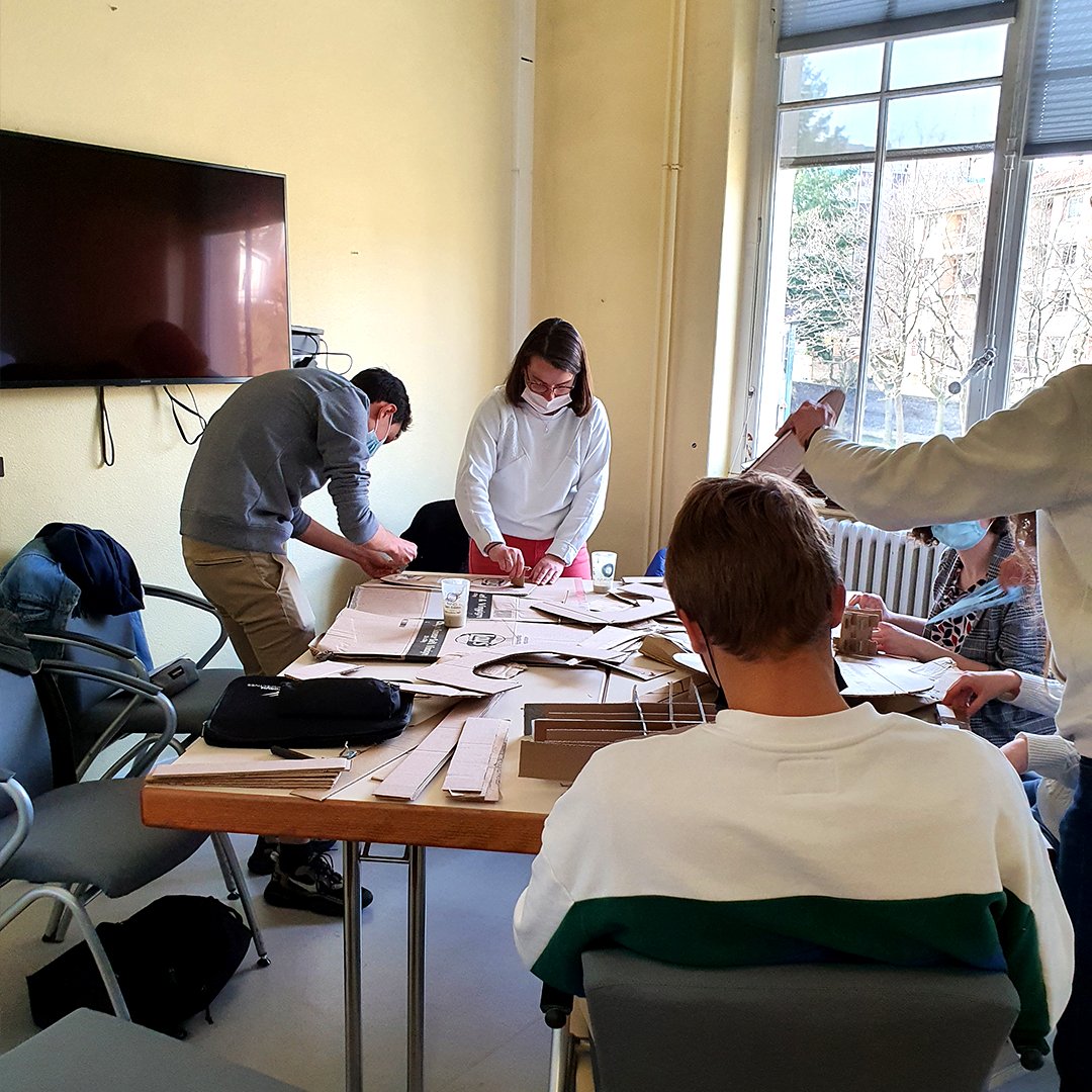 MINES_StEtienne's tweet photo. Nos élèves en pleine réflexion pour les #DynamoDays. 

▶️2 jours pour contribuer à faire grandir des idées, des solutions à travers des défis concrets, sur des projets à impacts sociétaux et environnementaux autour du thème #economiecirculaire &amp; #reductiondesdechets. https://t.co/jSl9Lp4OcP