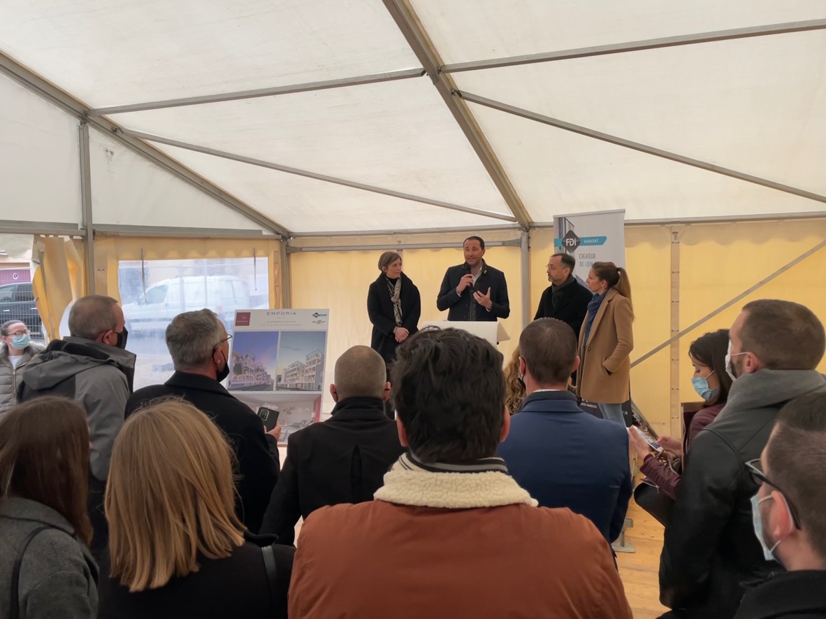 FDI_Groupe's tweet photo. Pose de la 1ère pierre de la résidence Emporia à #Béziers. #FDI_HABITAT réalise une opération de 32 logements exclusivement dédiés à de l'accession abordable #PSLA. @MathieuMassot et @RobertMenardFR étaient présents pour cette étape symbolique qui marque la début des travaux. https://t.co/97D0rfL84B