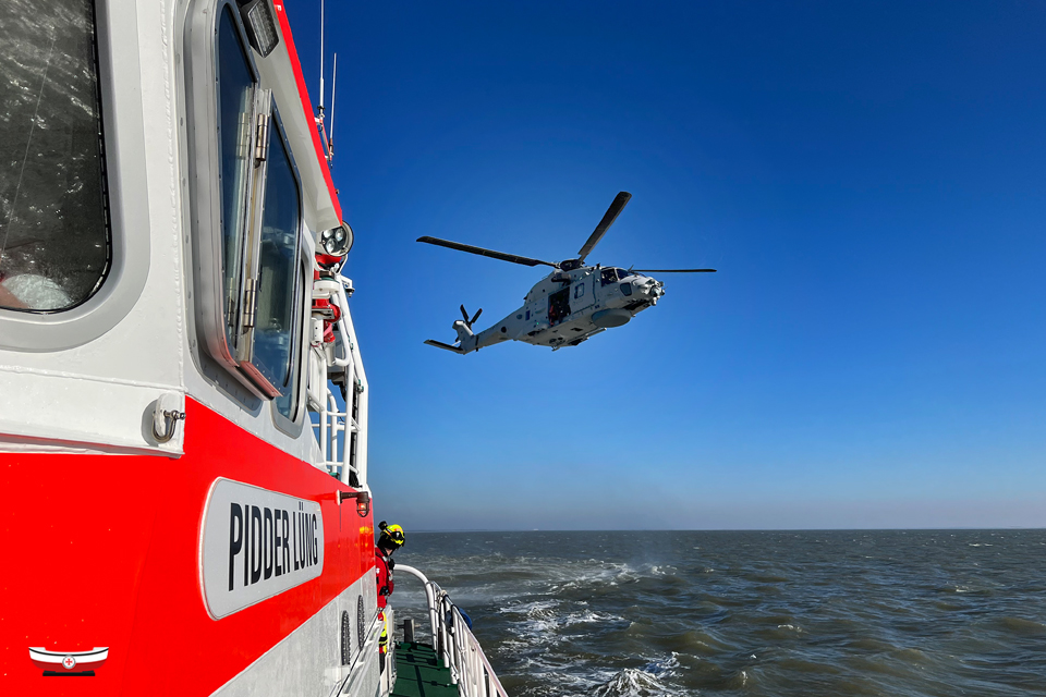 Seenotretter's tweet photo. #WinchEx vor #Sylt: Gemeinsam trainieren 💪 #Marineflieger der @deutschemarine & #Seenotretter der #DGzRS-Station #List mit dem #Seenotrettungskreuzer PIDDER LÜNG & einem #SAR-#Hubschrauber #NH90 #SeaLion 🚁 für den Notfall. 🤝 #TeamSeenotretter #SARfamily 📸 (l.): V. Hildebrandt https://t.co/lhXQg0X5zD