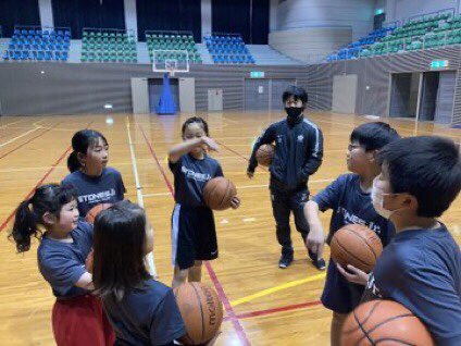 stones_b_ball's tweet photo. 月・木曜日は #小豆島STONES の選手によるバスケスクール
#STONESJr (@stonesjr_b_ball )🏀
水曜日は
#藪慶太朗 (@kya_byog )選手による
#やぶトレ
木曜日は
#三河徹也 (@33tetsuya14 )選手による
#お手軽トレーニング
金曜日は
#久米健太郎 (@1012Kentaro )選手による #トランポリン https://t.co/NO92DeKXtk