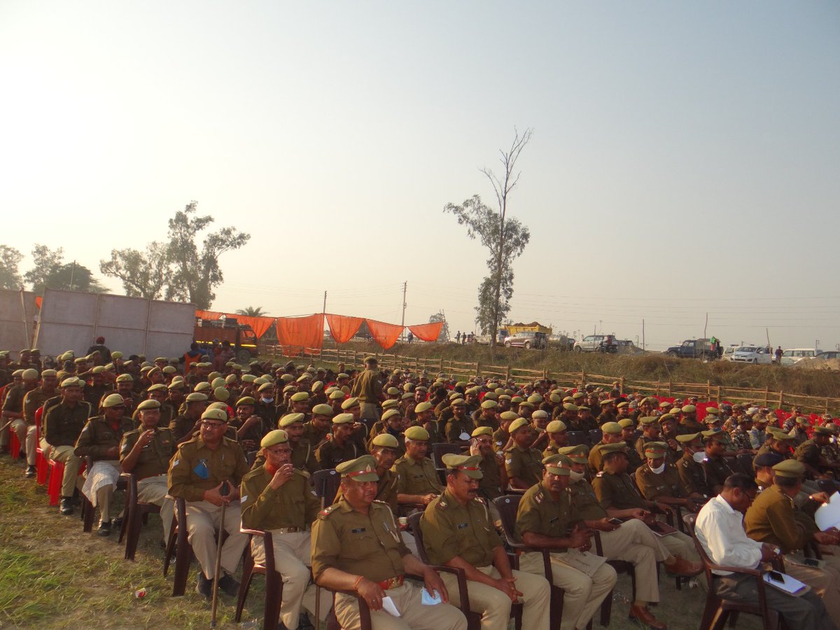 मा0 प्रधानमंत्री जी के प्रस्तावित आगमन/जनसभा स्थल का <a href="/adgzonevaranasi/">ADG ZONE VARANASI</a> महोदय तथा #SP_Cdi द्वारा निरीक्षण कर सुरक्षा व्यवस्था में लगे समस्त अधिकारियों एवं पुलिस बल को ब्रीफ कर निष्ठापूर्वक कर्तव्य निर्वहन, सुरक्षा मापदंडो का शत् प्रतिशत अनुपालन करने सहित दिए गए आवश्यक दिशा-निर्देश