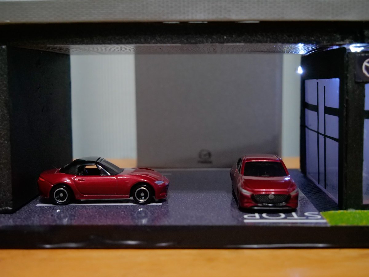 MAZDA_Style's tweet photo. マツダディーラー完成しました✨
材料はほぼダイソー、セリアで売ってるものだけで製作。
ジオラマは初めて作ったので、粗い部分がたくさんありますが、雰囲気はそれっぽくなって良かったです😊😊
#MAZD #ジオラマ https://t.co/1hqZgvSUsN