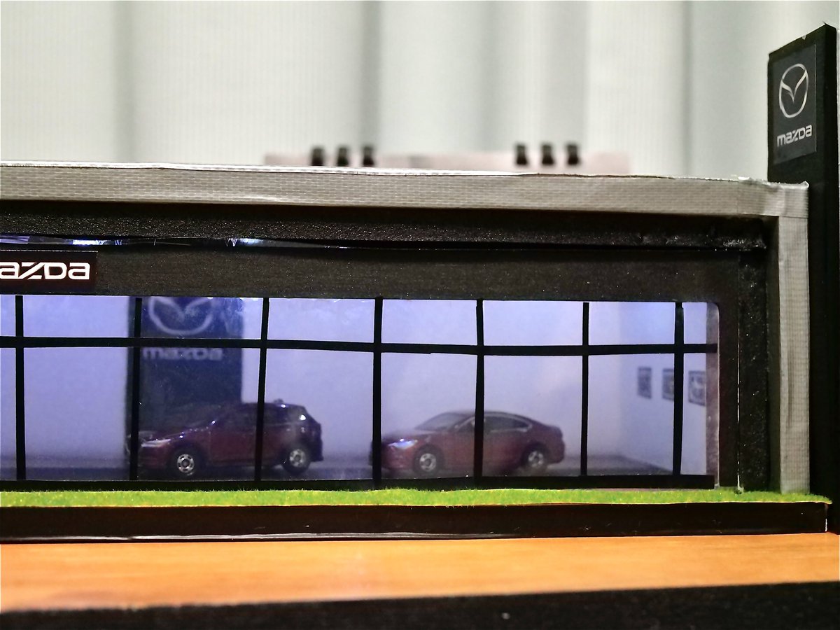 MAZDA_Style's tweet photo. マツダディーラー完成しました✨
材料はほぼダイソー、セリアで売ってるものだけで製作。
ジオラマは初めて作ったので、粗い部分がたくさんありますが、雰囲気はそれっぽくなって良かったです😊😊
#MAZD #ジオラマ https://t.co/1hqZgvSUsN