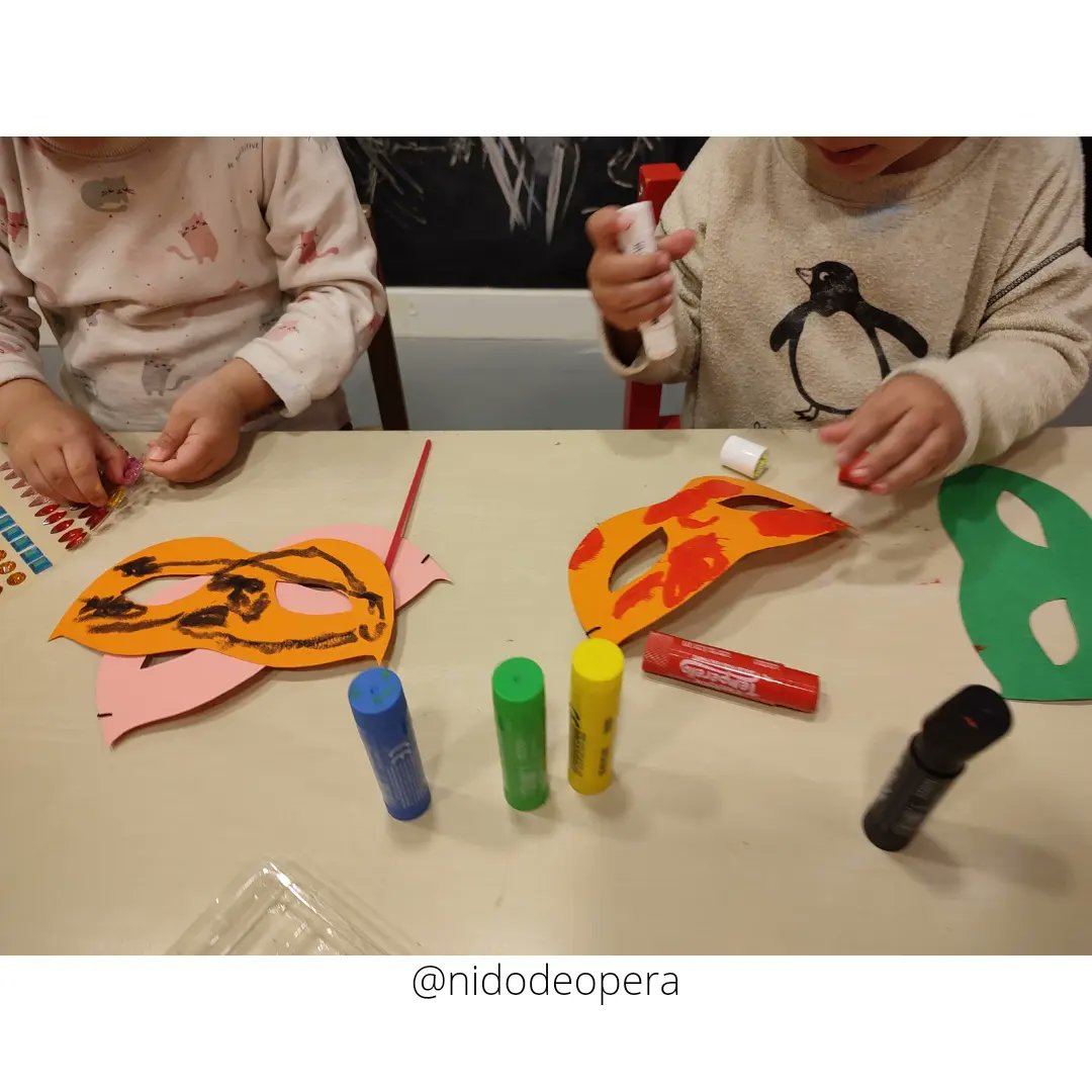 NidodeOpera's tweet photo. ✂️Una mamá del Nido vino un día a preparar con l@s peques antifaces.

❤️Nuestras familias son un pilar indispensable en el proyecto y siempre tienen las puertas abiertas 🏡

#carnaval2022 #carnavales  #manualidades #antifaces   #playislearning #actividadesinfantiles https://t.co/Ik7Ngf6ptY