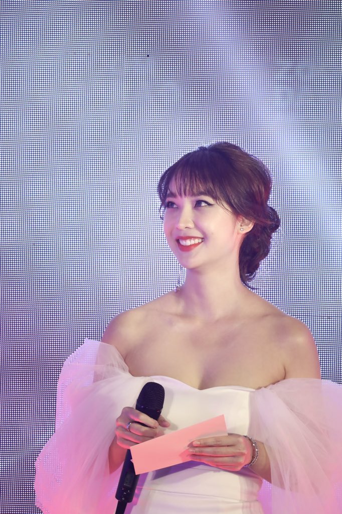 RSingecen's tweet photo. พิธีกรสาวสวย💌🤍 @Janhae
#ZOOMDARAAwards2021
#JANHAE #JANIVERSE https://t.co/KpXiolSPEz