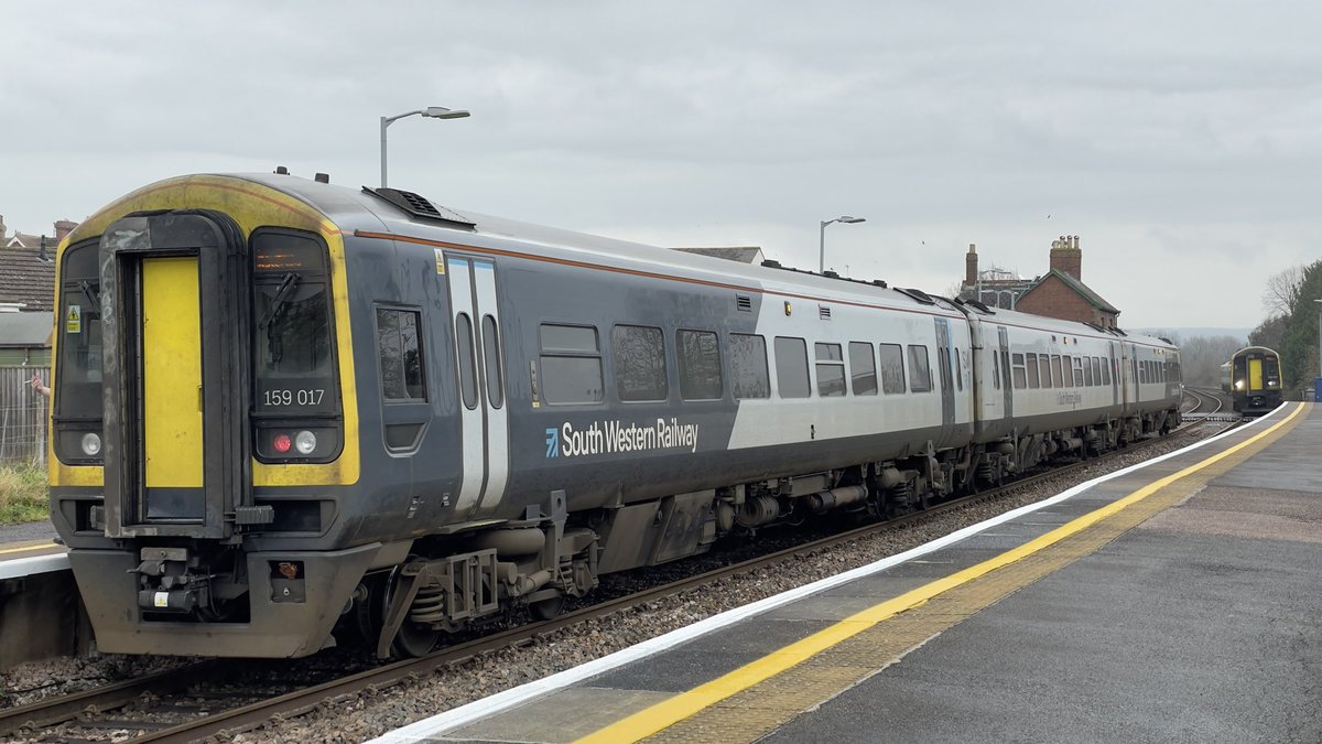 BenBroomfield_'s tweet image. 159017 waiting at Pinhoe for my late running chariot into work! 

#DispatchersOfTwitter #class159 #railway #trains