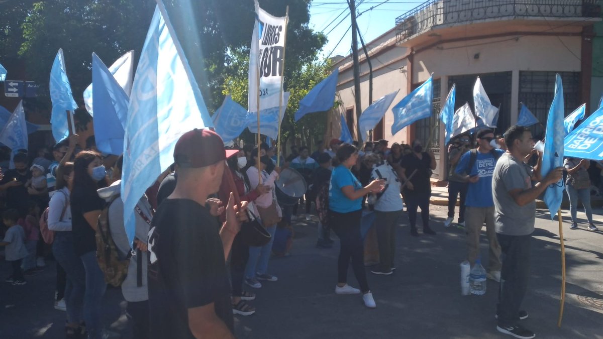 GermanLaRioja's tweet photo. #LaRioja Manifestación de movimientos sociales contra el acuerdo con el FMI https://t.co/88Ft4RjqIk