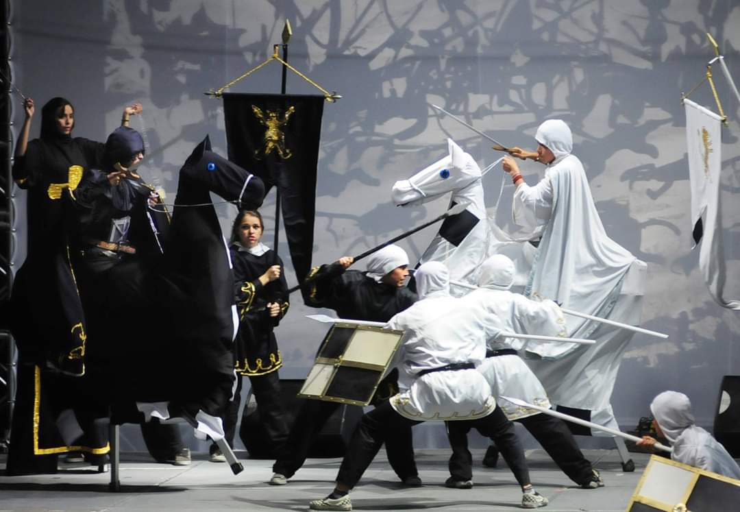 "Águilas y halcones  
juegan un ajedrez perverso. 
En su diván flotante, 
el psicoanalista 
intenta recordar 
el día que ambos 
perdieron la partida".
Rubén Darío Buitrón
#WarCrimes