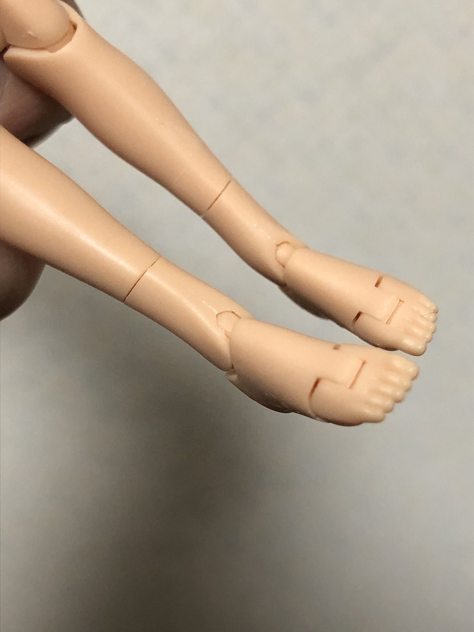 坊やさん 普段合わせ目気にならないマンですけど美少女プラの肌露出部分はどーしても気になったので練習を兼ねて合わせ目消しせてみました 脚の凹み部分のやすりがけ上手くできなかったり 圧着不足か白い線残ってたりして 難しいですね 白い線とかは