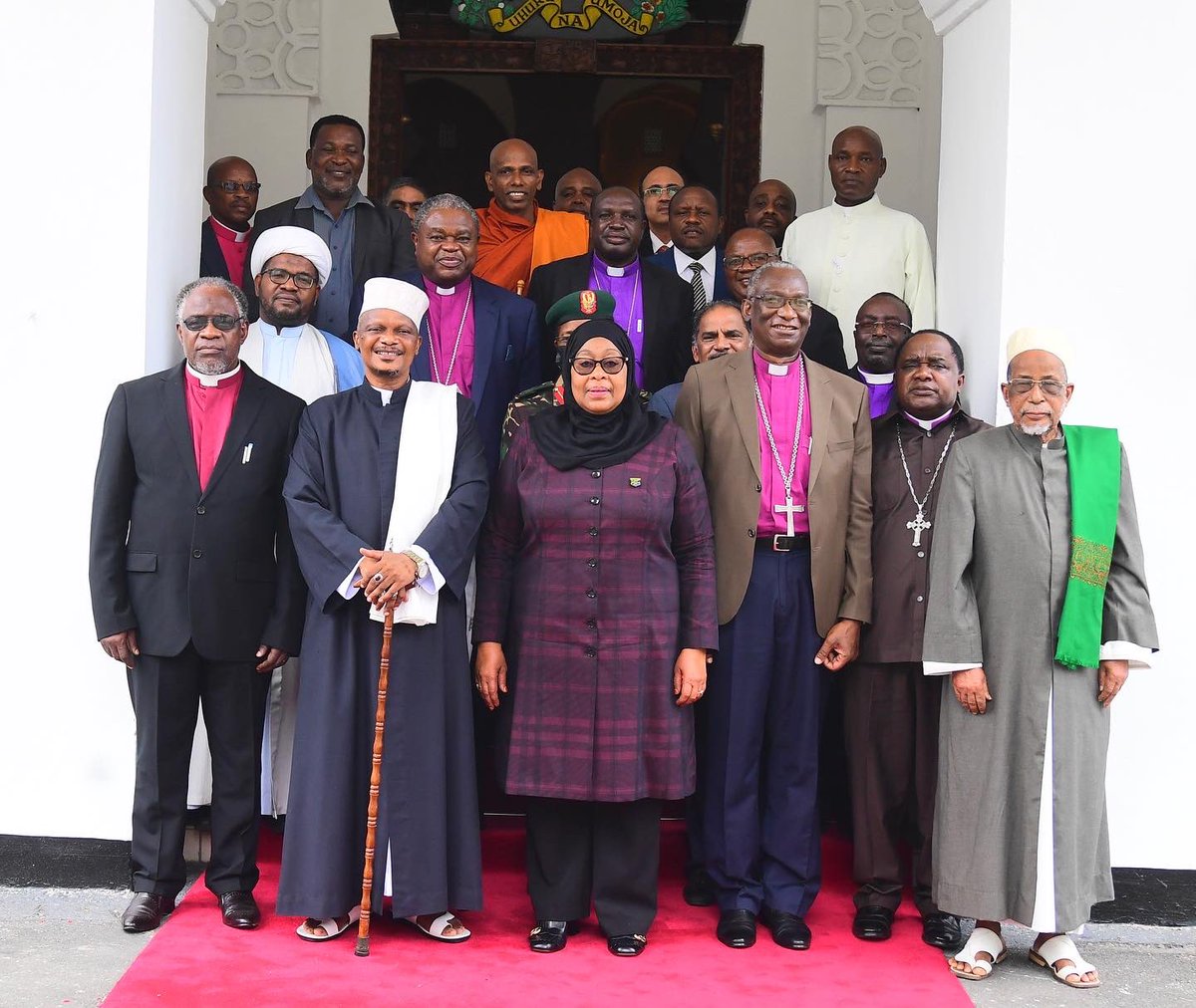 ikulumawasliano's tweet photo. Rais wa Jamhuri ya Muungano wa Tanzania Mhe. Samia Suluhu Hassan, akiwa katika picha ya pamoja na baadhi ya viongozi mbalimbali wa Dini mara baada ya Kikao chao kilichofanyika leo tarehe 02 Machi, 2022 Ikulu Jijini Dar es Salaam. @venusnyota https://t.co/jOpIx2XXty