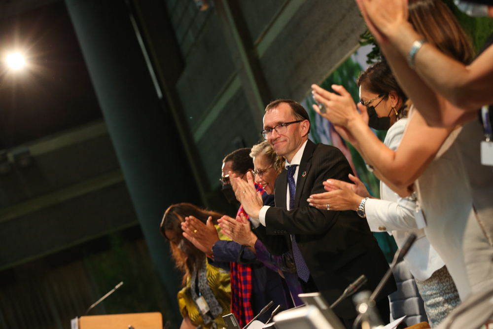 #UNEA5 delegates in an extended standing ovation on the adoption of a groundbreaking resolution to End #plasticpollution: Towards an international legally binding instrument
<a href="/UNEP/">UN Environment Programme</a> <a href="/IISD_SDGs/">IISD SDGs</a> <a href="/naitash/">Tallash Kantai 🐳</a> <a href="/kiaraworth/">kiara worth</a>