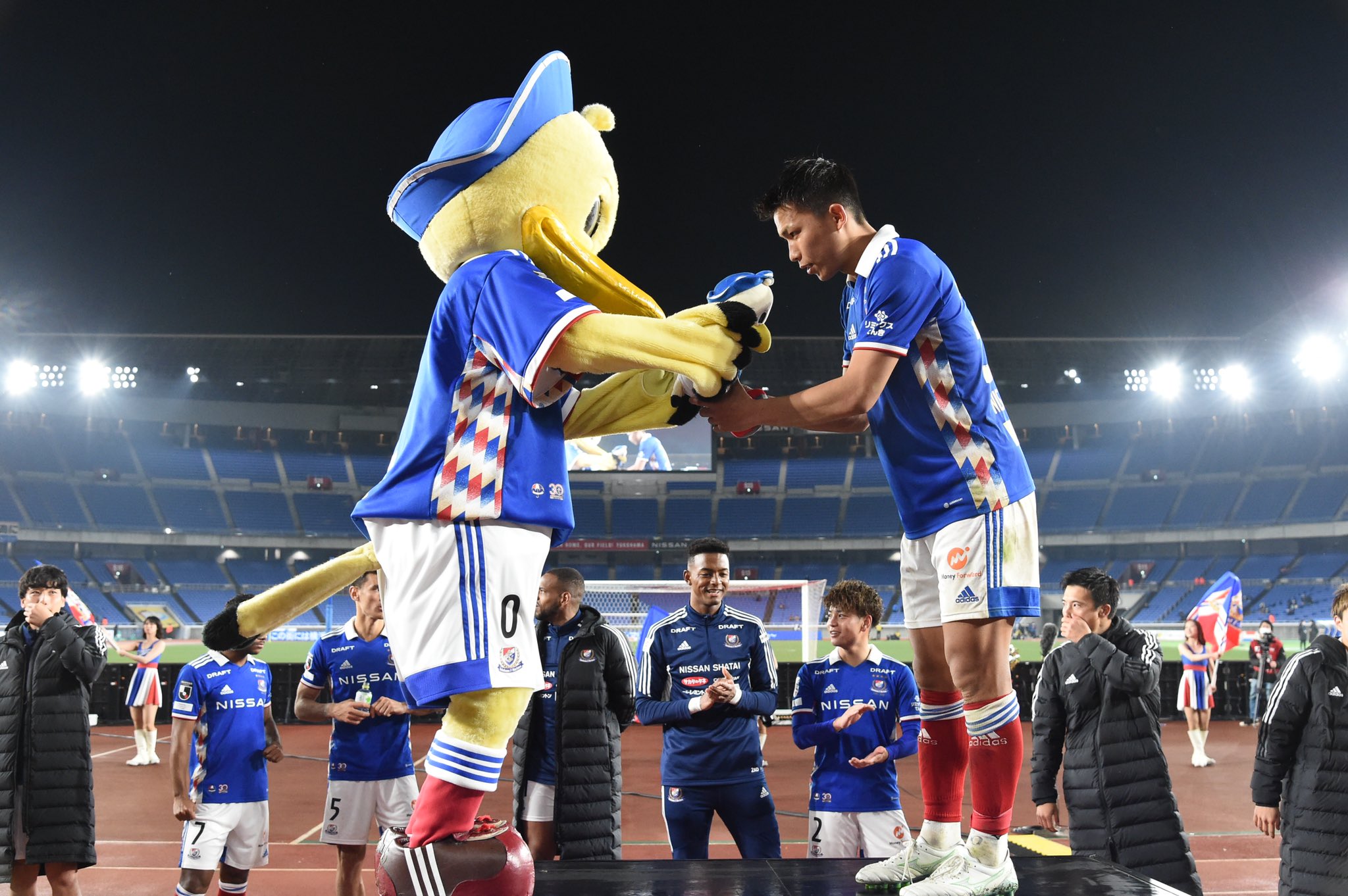 横浜f マリノス 公式 あなたが選ぶmanofthematch トリパラを回しているあなた Dazn観戦のあなた 勝利の祝杯をあげているあなたも あなたの投票で本日のマン オブ ザ マッチが決まります 4選手の中から選ばれた選手の声を