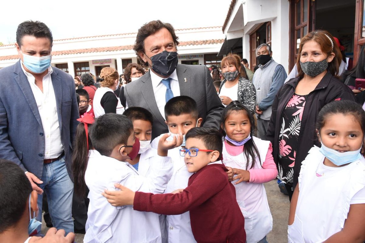 GustavoSaenzOK's tweet photo. Más de 470 mil estudiantes comenzaron las clases 📚

En la escuela N° 4752 de Campo Quijano dimos inicio al ciclo lectivo 2022. Agradezco a los docentes por poner su dedicación al servicio de los alumnos para que puedan formarse, progresar y forjar su futuro 💪🏻♥️ https://t.co/dNWpYDD6e2