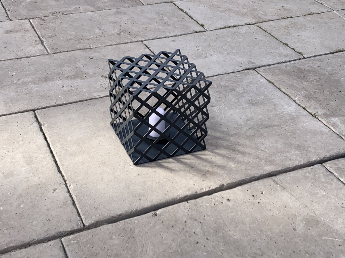 ContactLYX's tweet photo. l'X dans sa version autonome
(existe aussi en version solaire)
composée d’une large résille* d’acier
inscrite dans un cube de 30 cm de coté.
De nuit, l’X projette ses ombres,
et dessine les ombres entremêlés à l’infini.
#lampe #luminaire #light #autonome
https://t.co/PIdieJ9mKv https://t.co/Yz6mPw06xO