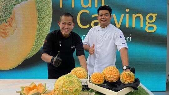 FAMA_Malaysia's tweet photo. aktiviti demonstrasi bagi mendidik pengguna global berkaitan variasi penggunaan buah-buahan tropikal.

Sebanyak 6 tropical fruit-based recipes telah dibangunkan dengan kerjasama Chef Anis Nabilah bertemakan “Healthy &amp; Nutritious”. https://t.co/4NXcSFq3Xg