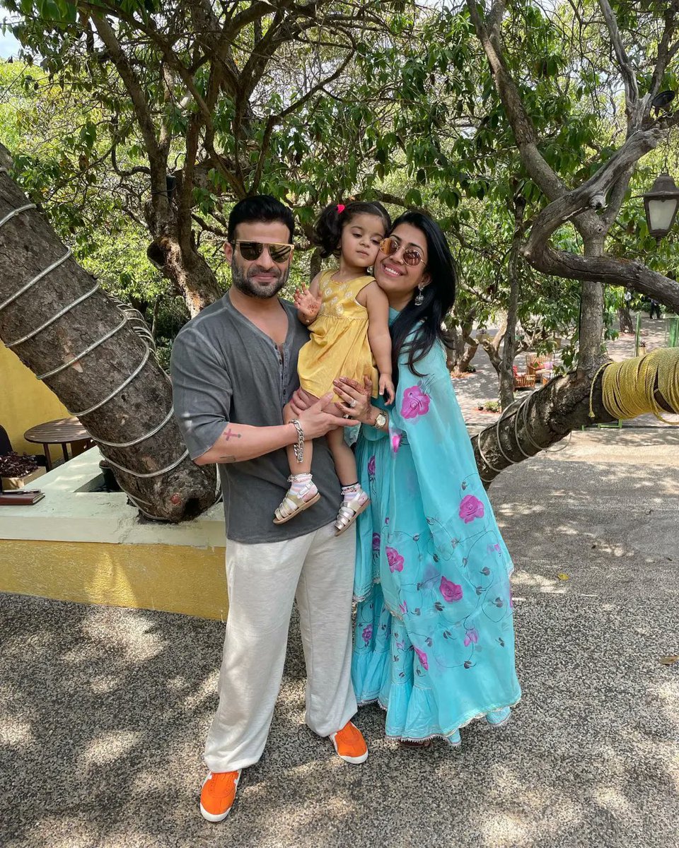 Mmansiggarg1's tweet photo. A #familytime be like 🤗💖
#Love 💛 #Happiness 
#KaranPatel #AnkitaKaranPatel #MehrKaranPatel
#NaughtyPatel 
#RABBDIMEHR #RabDiMehr 
......................
#MostBeautifulFamily #Karankita #littlePrincess 
👨‍👩‍👧🐶🏡🌍❤️🙏 🧿
@iamkaranRpatel @AnkzBhargava https://t.co/MVXizJJAMa