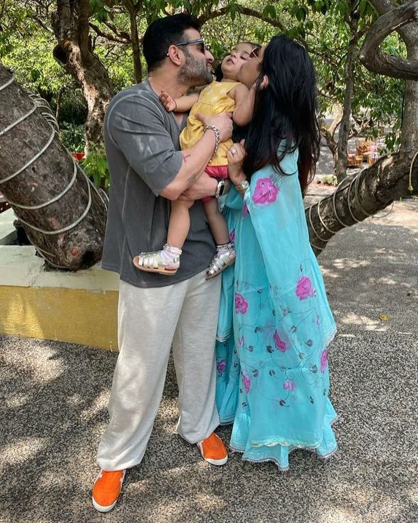 Mmansiggarg1's tweet photo. A #familytime be like 🤗💖
#Love 💛 #Happiness 
#KaranPatel #AnkitaKaranPatel #MehrKaranPatel
#NaughtyPatel 
#RABBDIMEHR #RabDiMehr 
......................
#MostBeautifulFamily #Karankita #littlePrincess 
👨‍👩‍👧🐶🏡🌍❤️🙏 🧿
@iamkaranRpatel @AnkzBhargava https://t.co/MVXizJJAMa