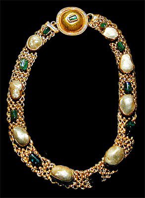 Collar engastado con perlas y esmeraldas procedente de #Pompeya