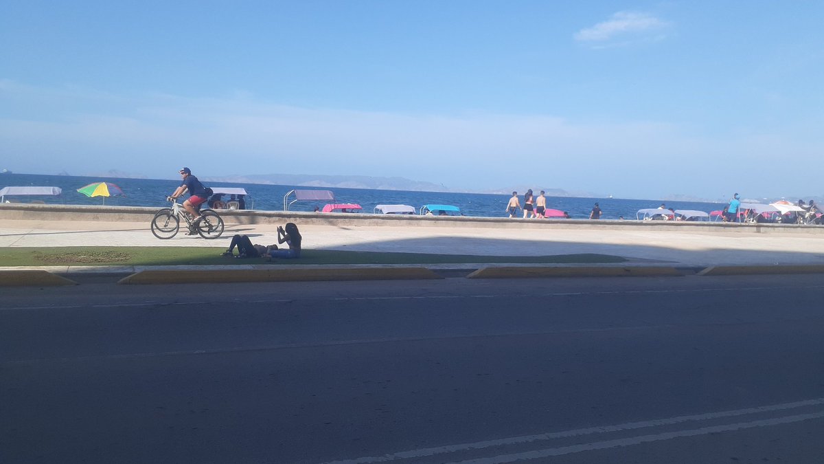 Si tu no tienes fotos que presentar pues no pidas fotos. 
Todo lo que quieras saber de nosotros tambien queremos saberlo de ustedes. O sea cuando preguntas algo también describe lo correspondiente de tu parte. 
Esto debe ser sincero y claro. De lo contrario no funcionara.