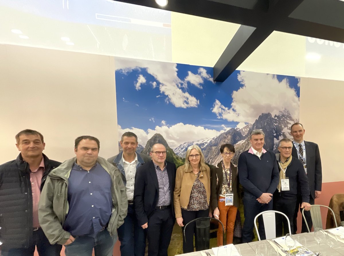 L’ANEM représentée par <a href="/PascaleBoyerEM/">Pascale Boyer</a>  et <a href="/J_PVigier/">Jean-Pierre Vigier</a> rencontre la filière laitière de montagne au #SIA2022 : valorisation du lait de montagne, attractivité de la filière <a href="/cniel/">CNIEL</a> <a href="/FNPLait/">FNPL</a>