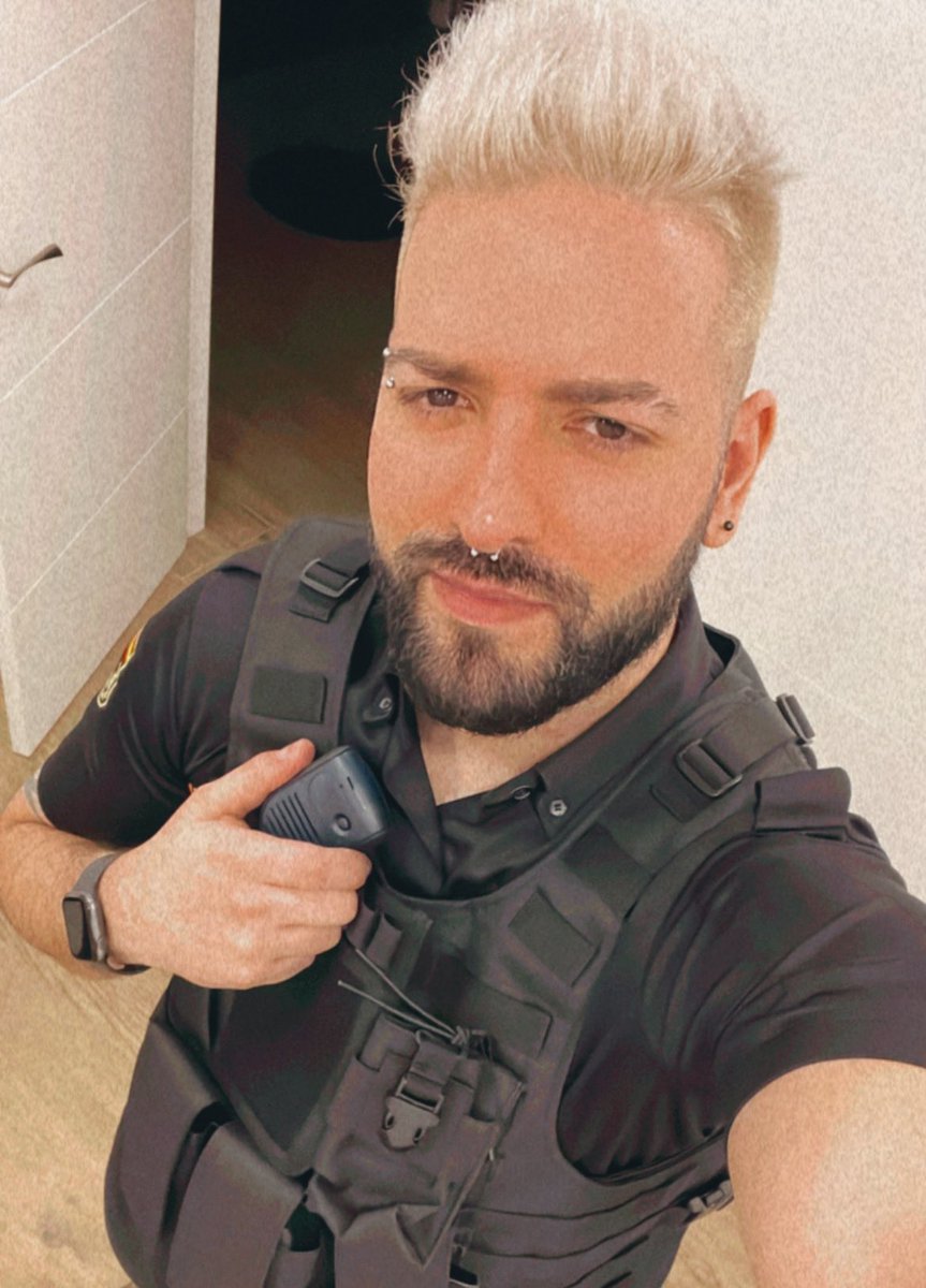 Tanizen's tweet photo. Más fotos del día del rodaje de la presentación de KPI 😱👮🏻‍♂️ https://t.co/NaWJYcjjC3